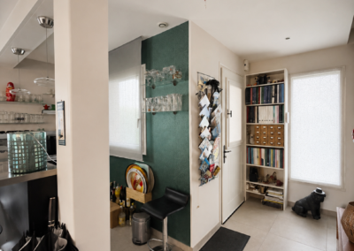 Photo avant travaux d'une entrée avec bar et mur vert, projet de rénovation par Reflets & Design architecte d'intérieur dans le Morbihan