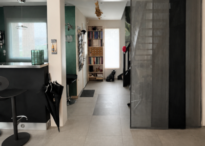 Photo avant travaux d'une entrée avec bar et cloison coulissante, projet de rénovation par Reflets & Design architecte d'intérieur dans le Morbihan